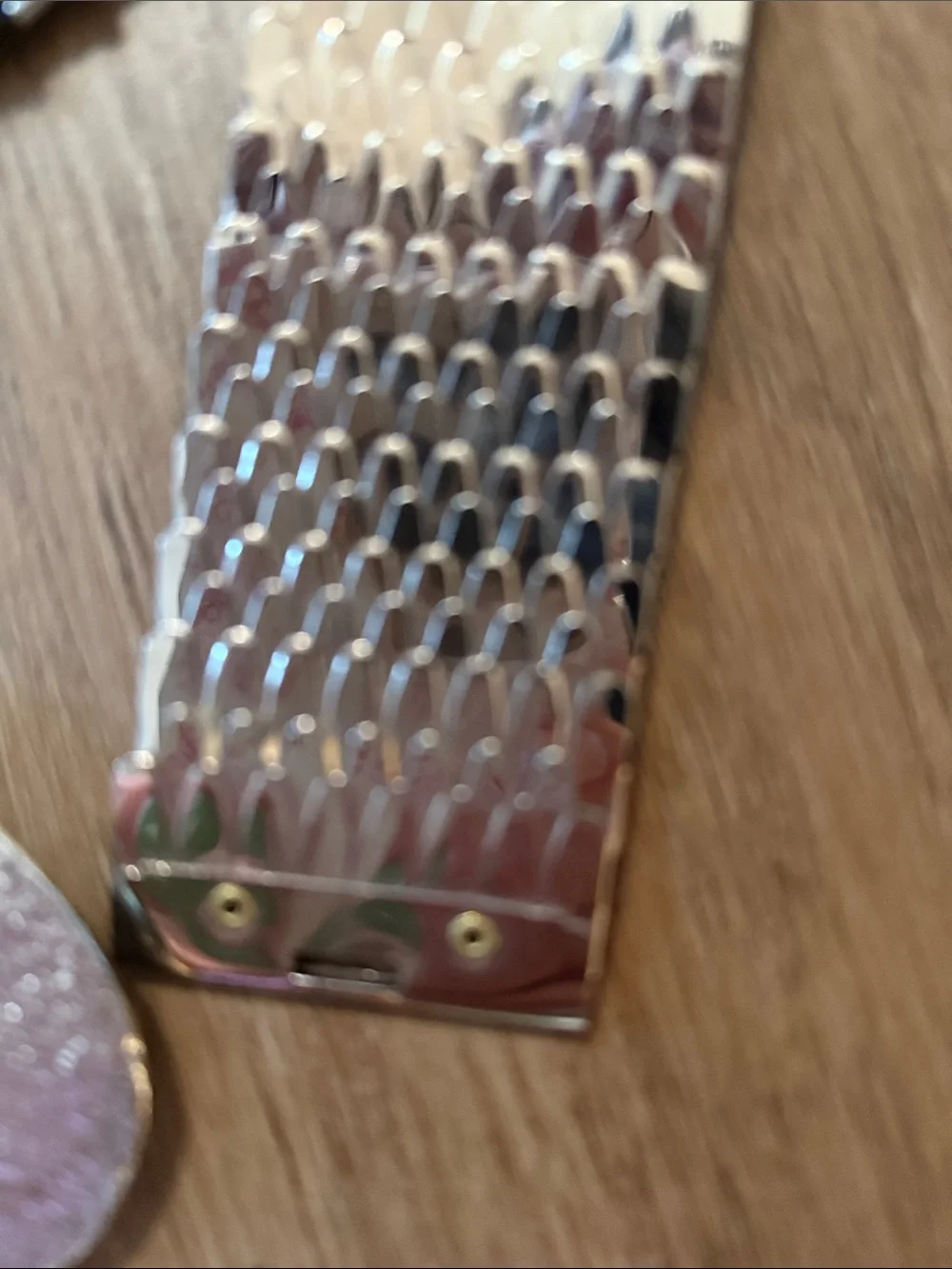 Vintage 1980s silver-tone metallic stretch belt with a fish scale design